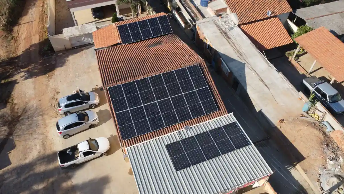 Casa com painéis solares instalados — projeto residencial Suntera Solar
