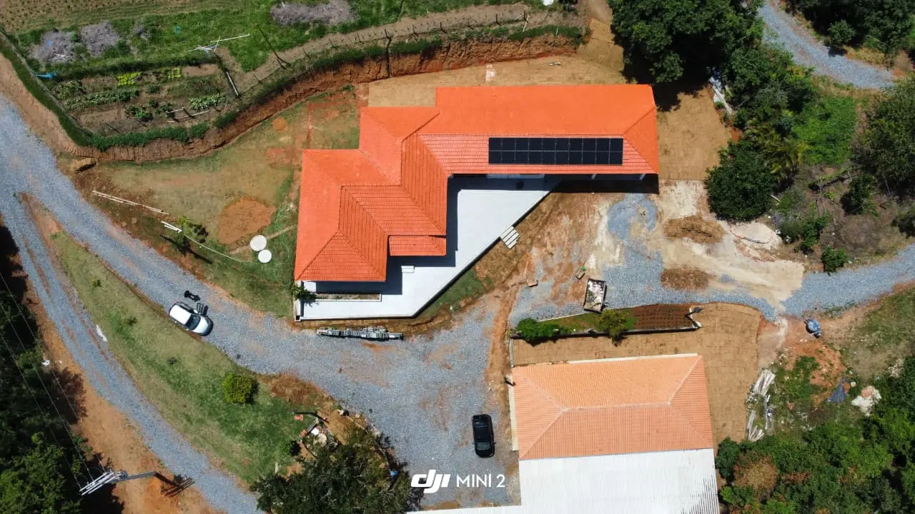 Sistema solar híbrido com banco de baterias e conexão à rede